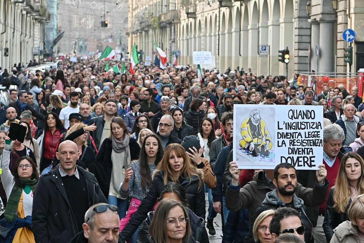 Ormai ai no vax si può dare la colpa di tutto. Pure della crisi