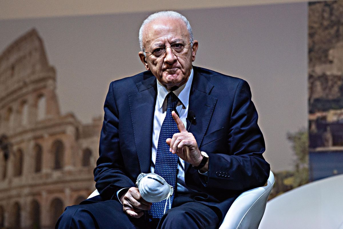 De Luca indagato per gli appalti alle coop