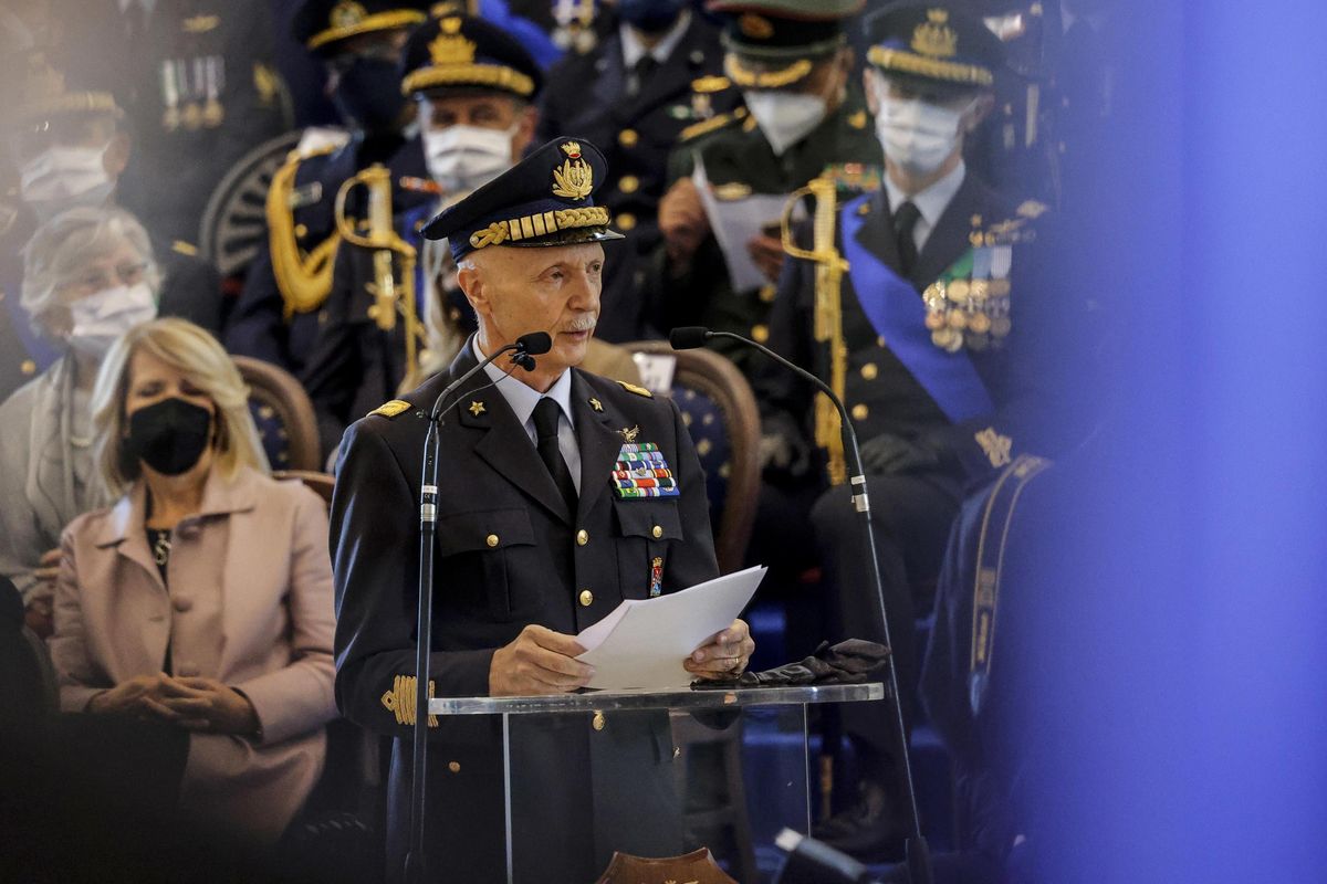 Gradi e distintivi made in China. Chiuse le indagini sulle forze armate