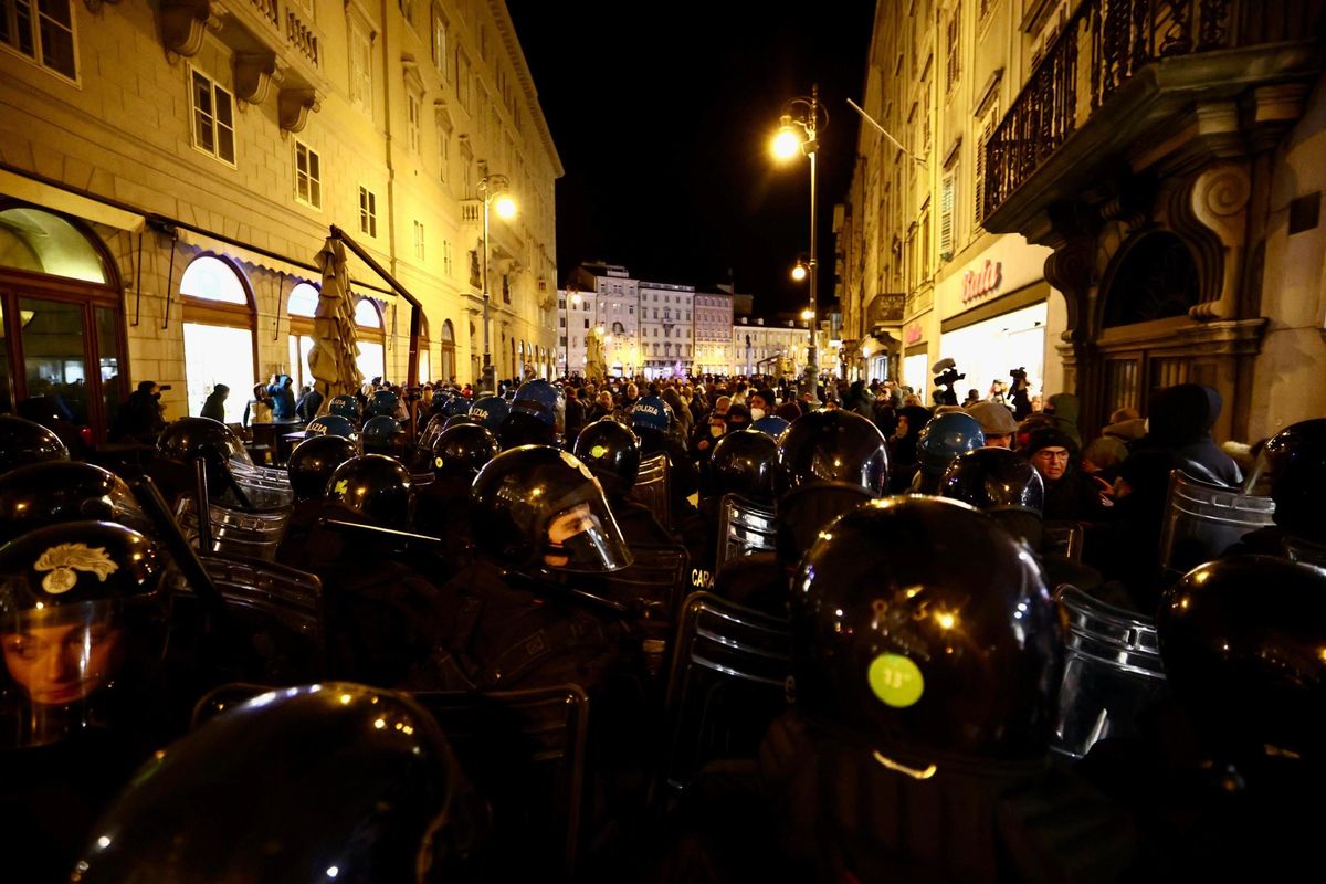 A Trieste sfilano in 8.000, scontri e 12 fermi