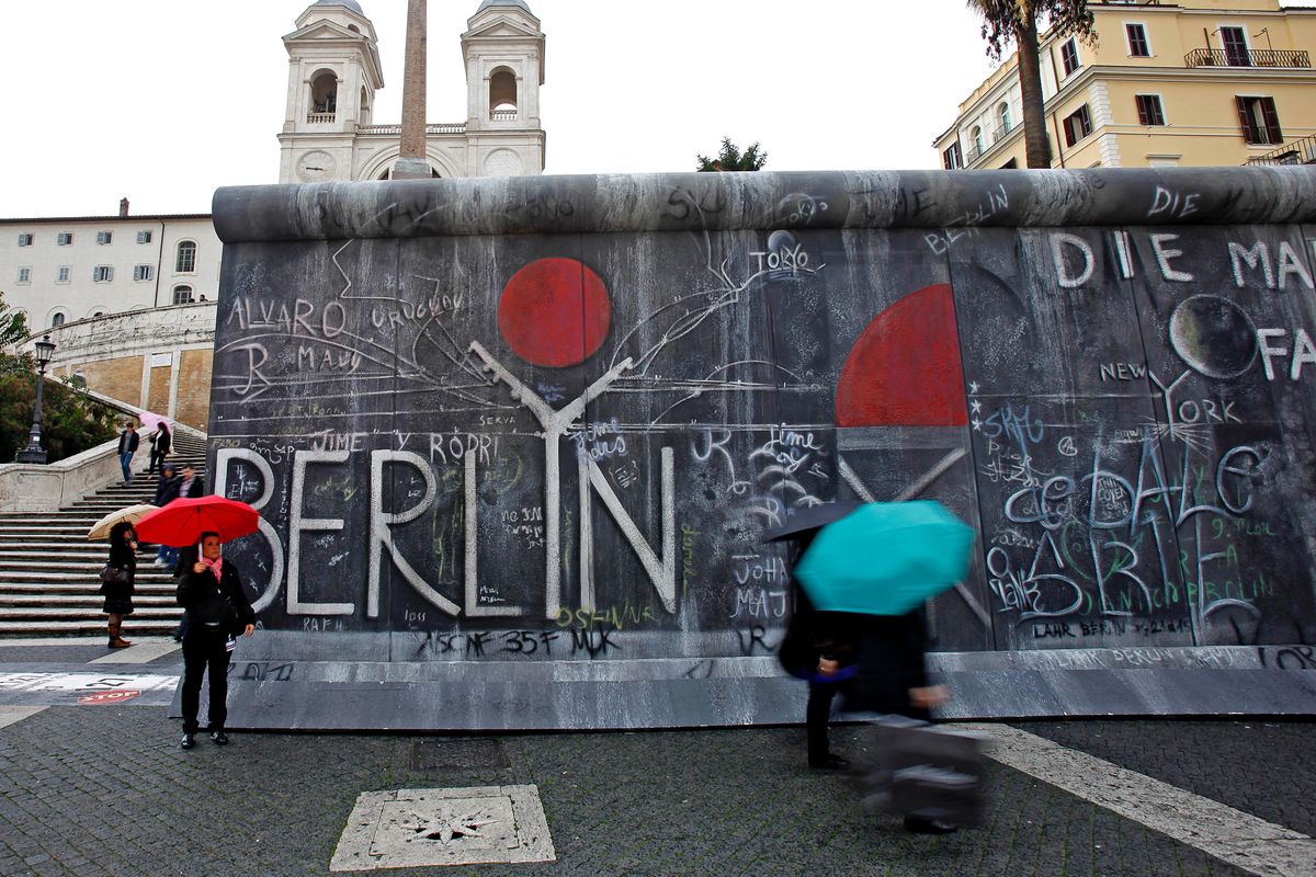 Il nuovo Muro del delirio sanitario va abbattuto come quello di Berlino