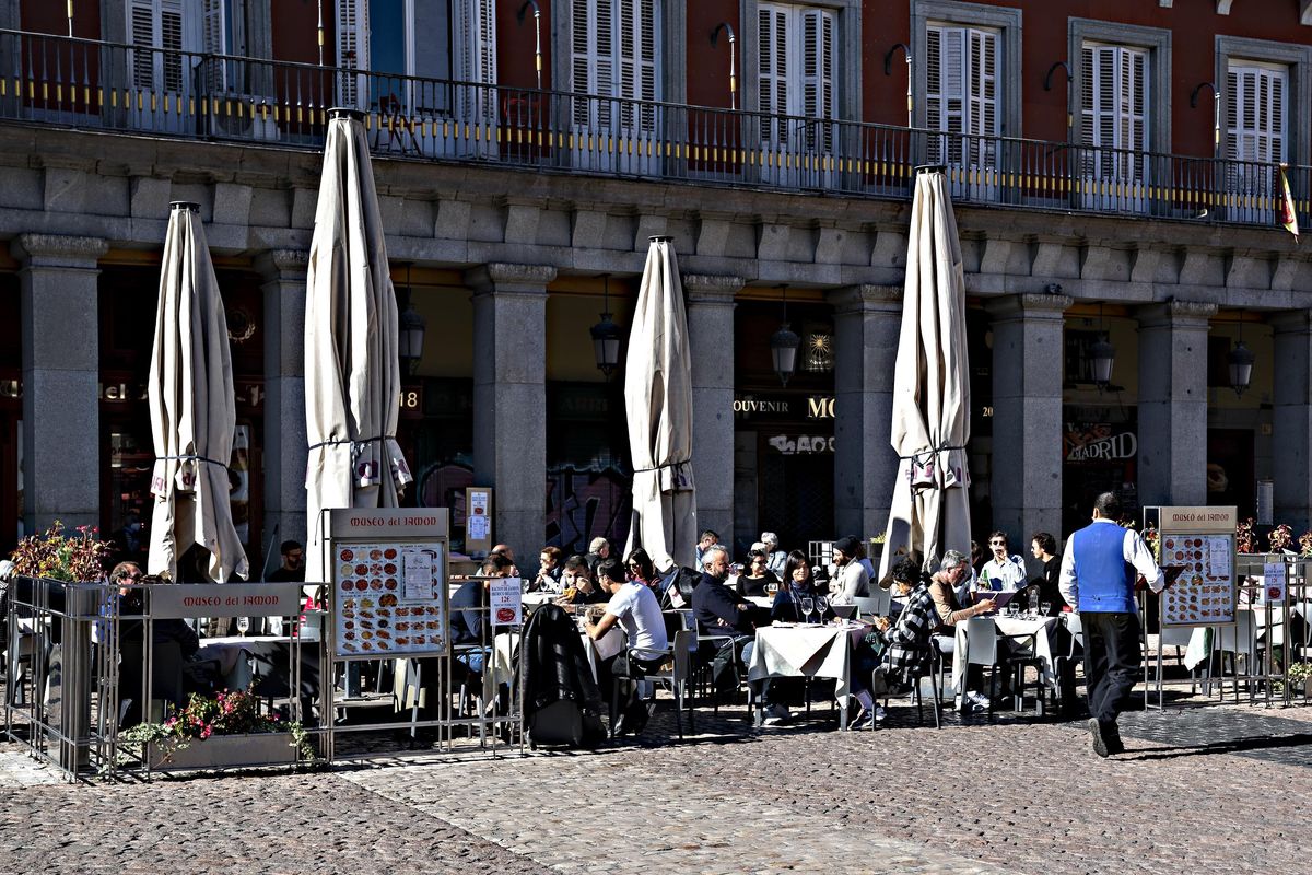 La Spagna schiva l’ondata senza card