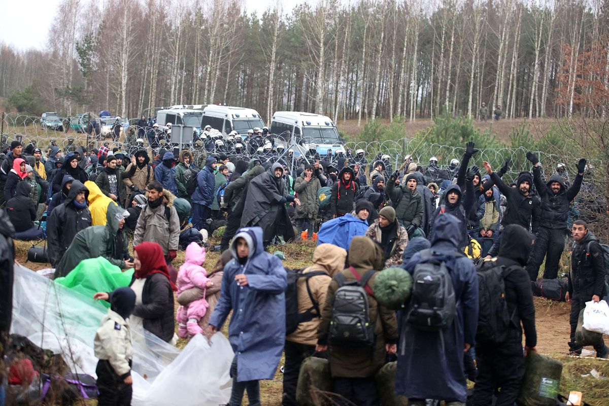 Orde di immigrati al confine polacco. La Bielorussia ricatta l’Ue immobile