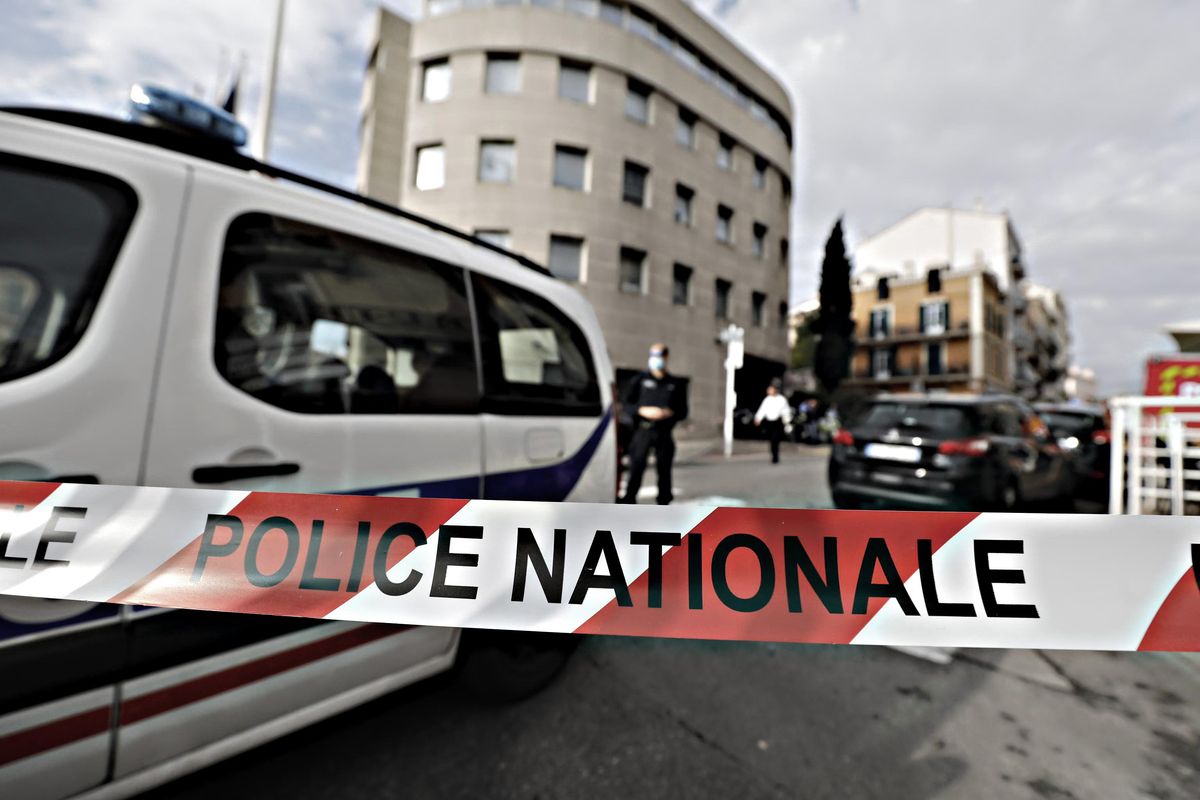 Sbarca in Italia, accoltella agente in Francia