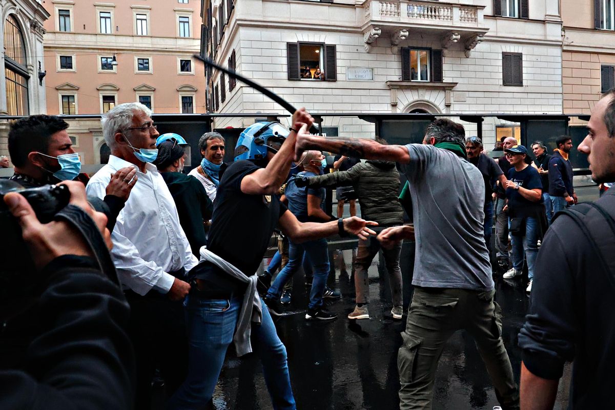 Sì vax contro no pass: la lotta civile che piace al potere