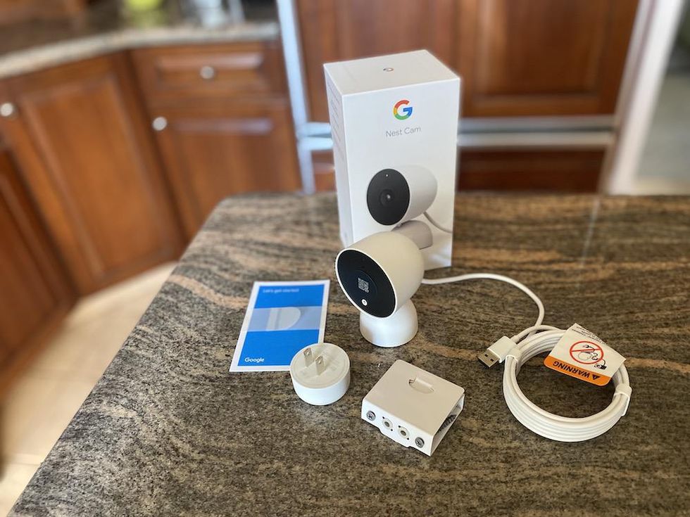 GOOGE NEST CAM GEN 2ND COMPAL ONDIAL ONSIRE MÀN MẠNG trên mặt bàn