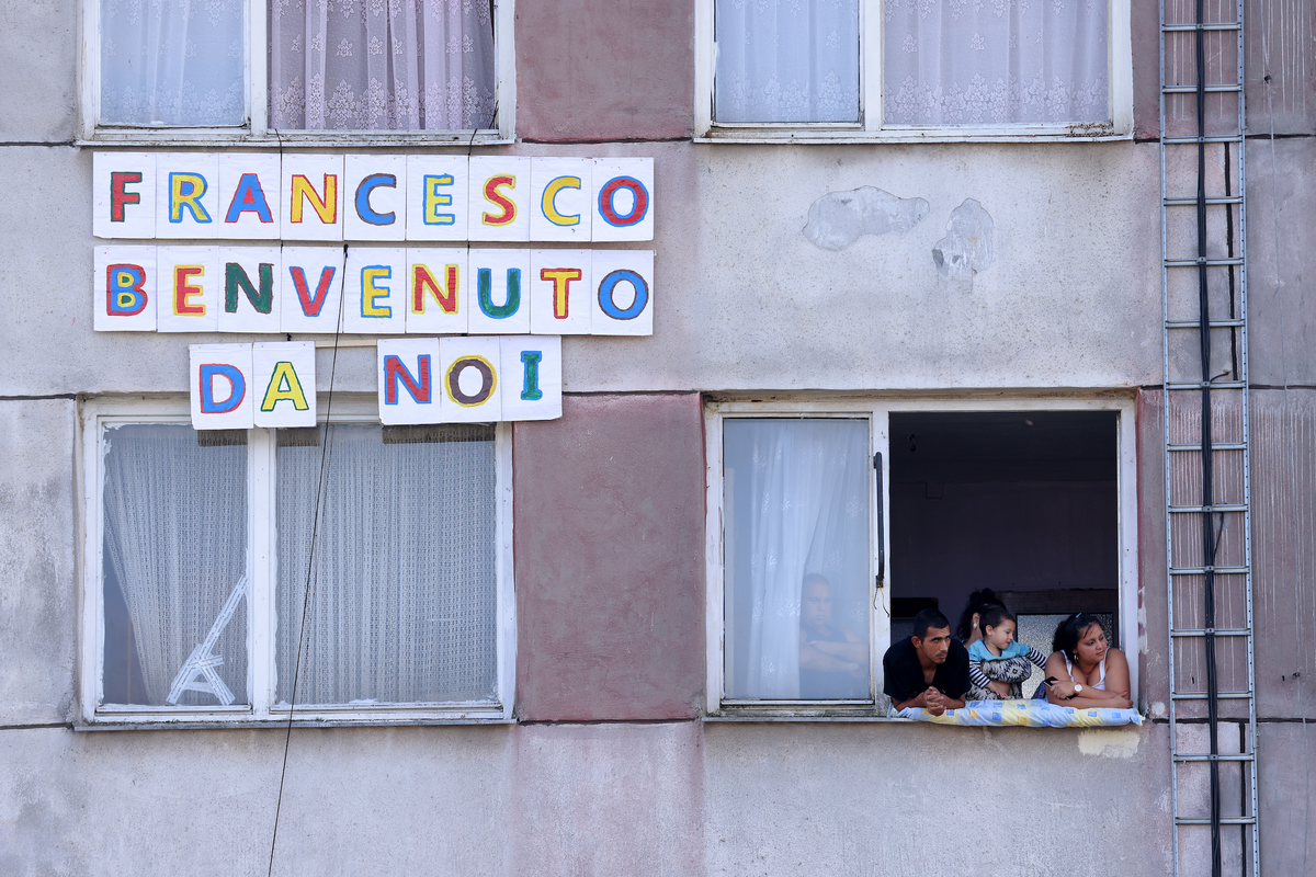 Il Papa gioca con i rom e li premia