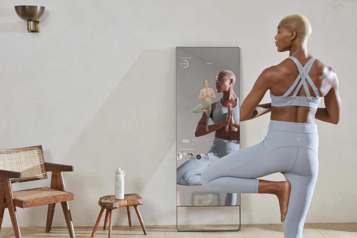 woman working out with the mirror 