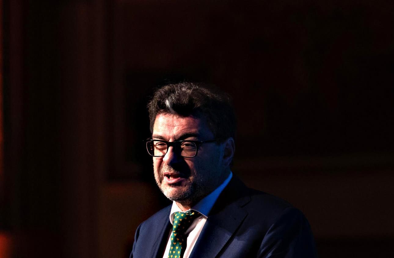 Giorgetti svicola sullo scorporo ma apre al fondo americano in Tim