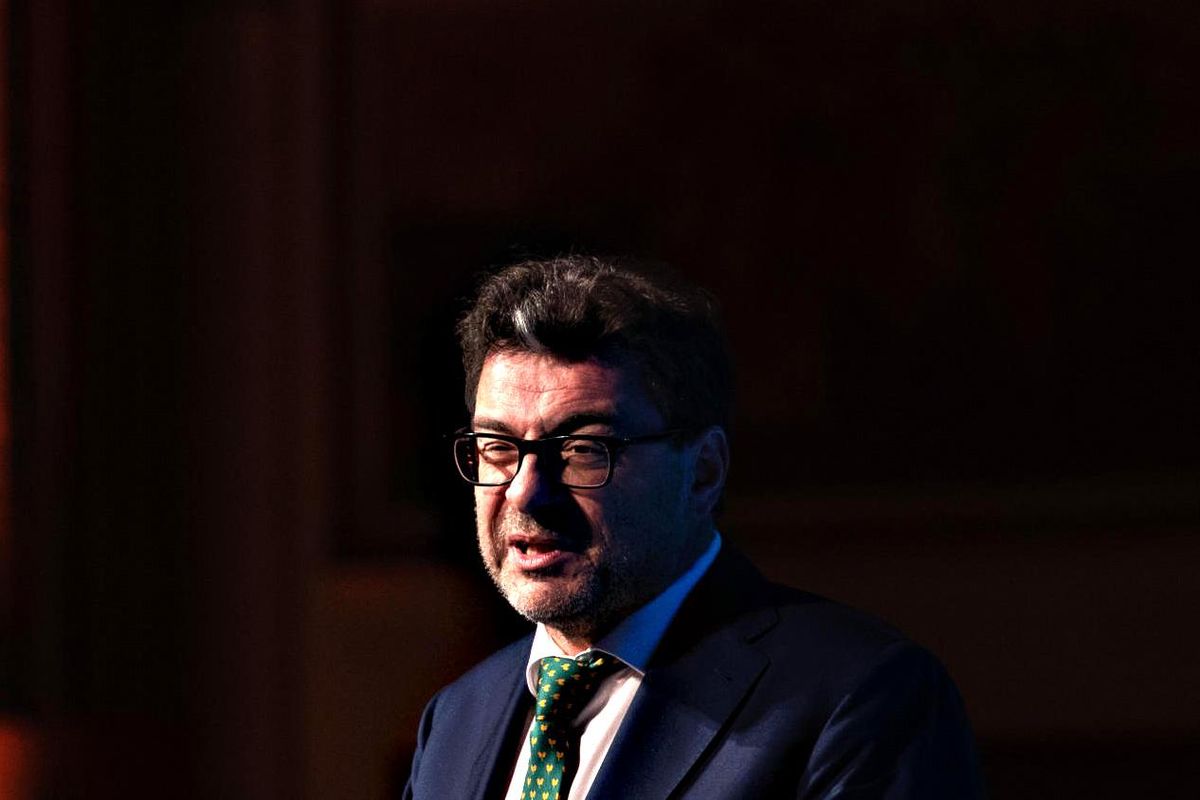Giorgetti svicola sullo scorporo ma apre al fondo americano in Tim
