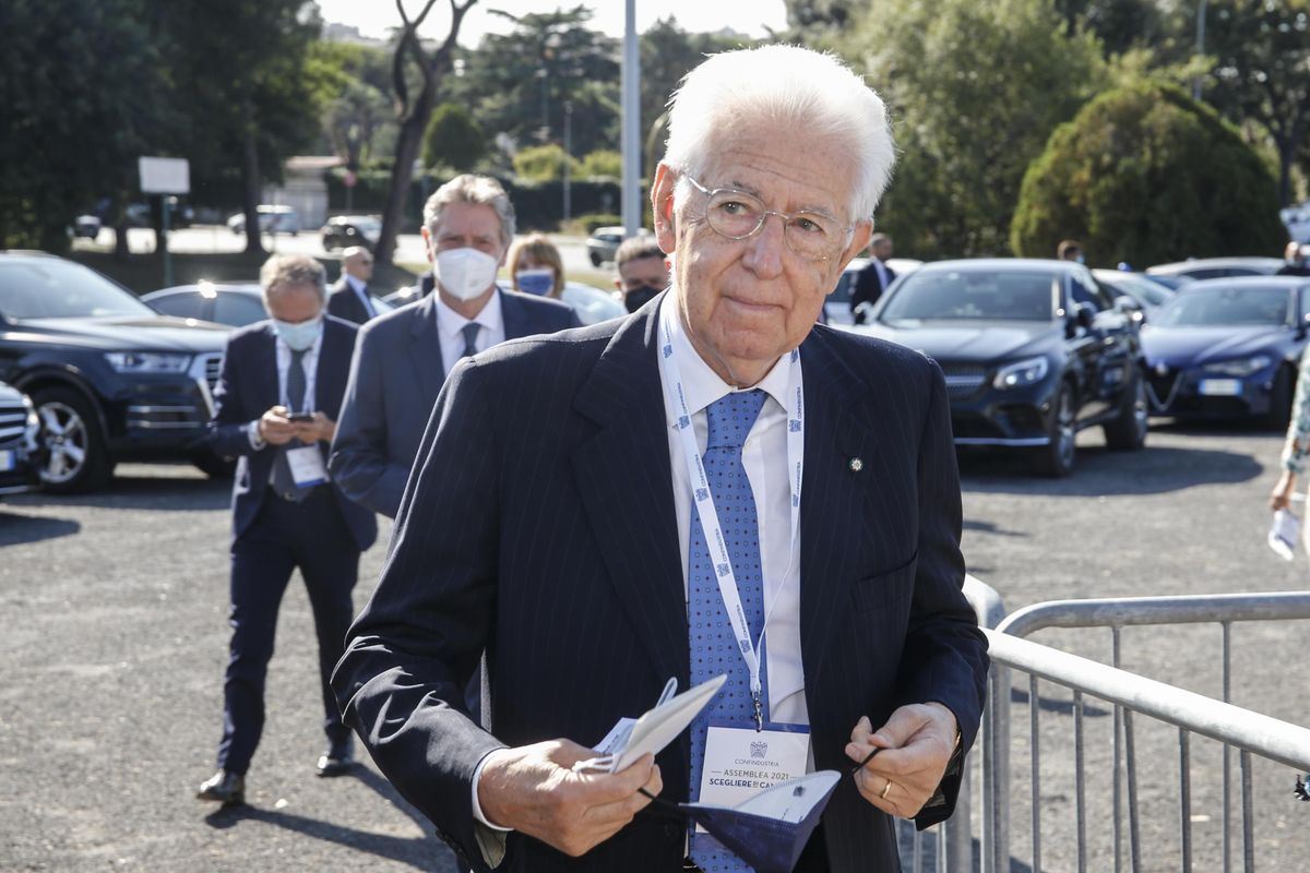 La pacca sul sedere indigna i giornali. Monti che vuole censurarli invece no