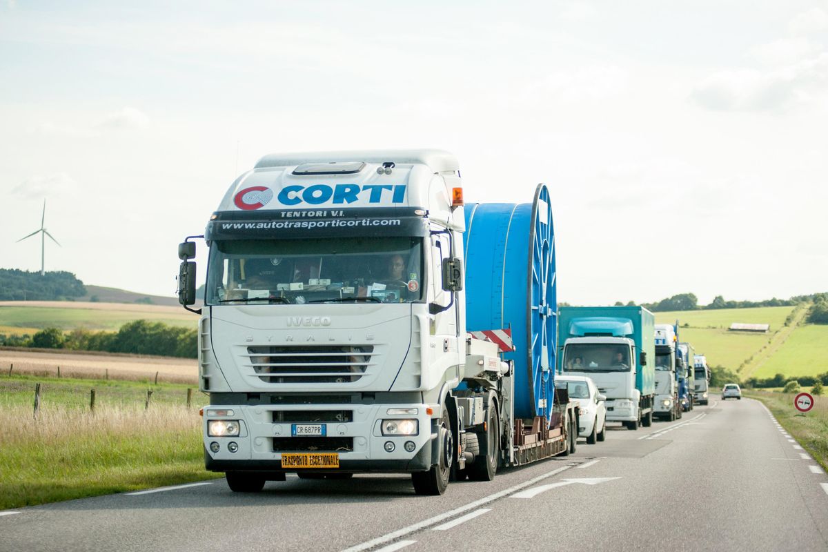 Trasporti eccezionali. Congelata la norma che paralizzava camion e acciaierie
