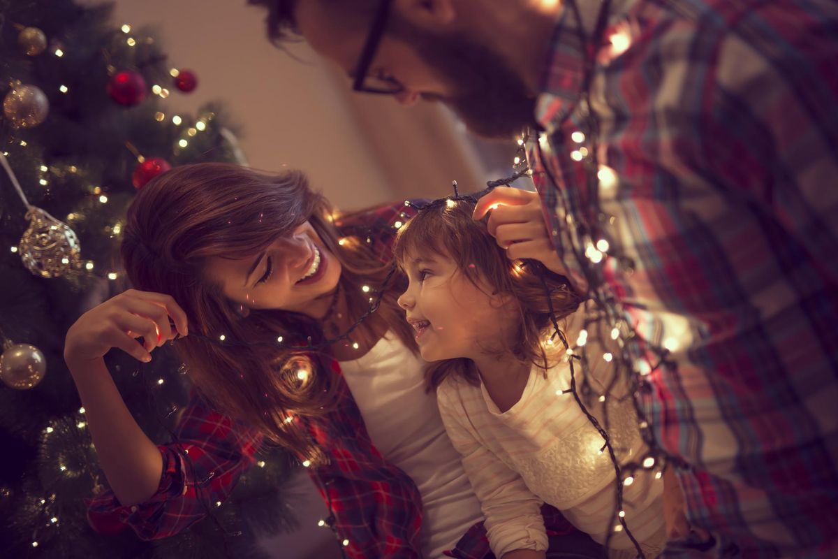 Le decorazioni di Natale rendono felici: ecco i trucchi per un albero perfetto