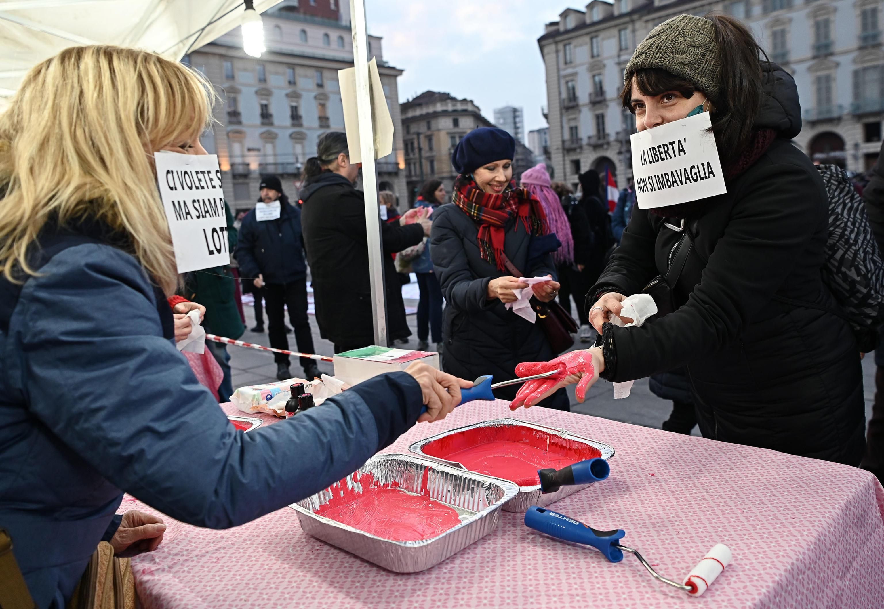 Ecco l’ultima trovata dei «buoni»: un marchio d’infamia per i no vax