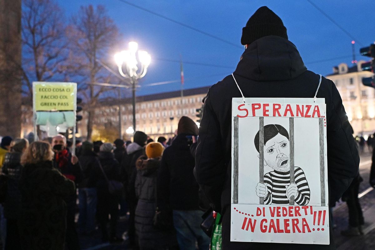 Caccia ai «no vax», mentre sui treni si stupra