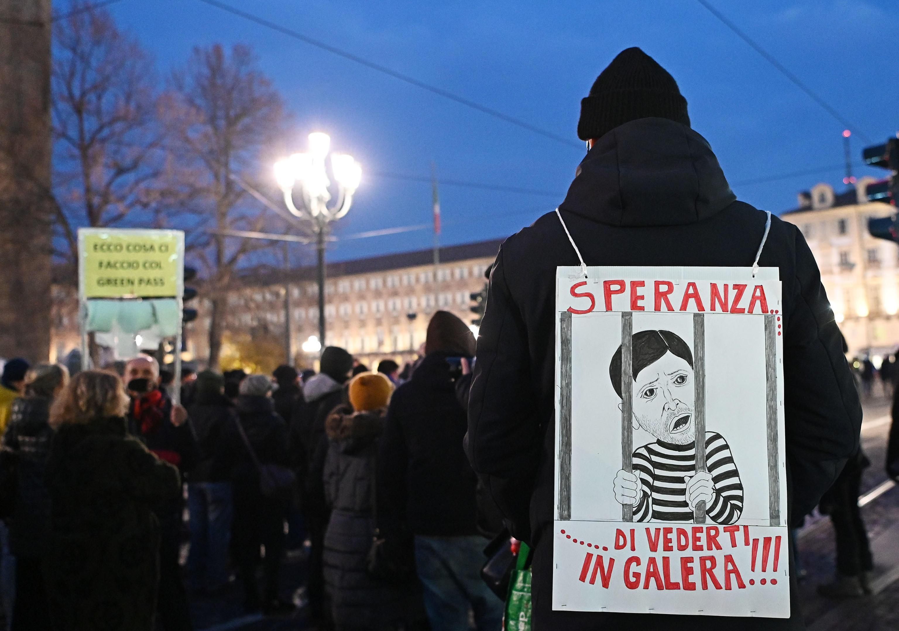 Caccia ai «no vax», mentre sui treni si stupra