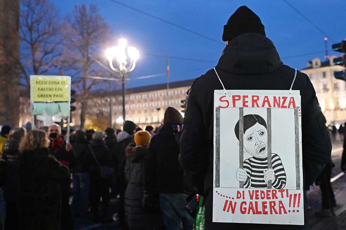 Caccia ai «no vax», mentre sui treni si stupra