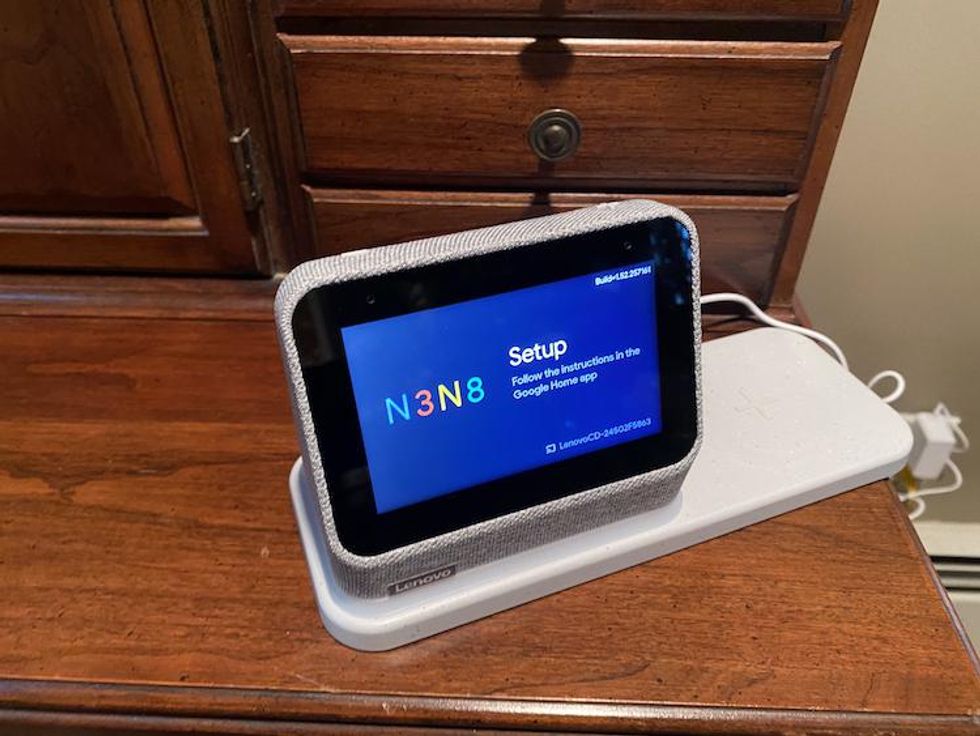 Photo of Lenovo Smart Clock Gen 2  with charging pad