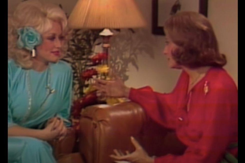Watch Dolly Parton expertly handle Barbara Walters' tacky questions in a 1977 interview