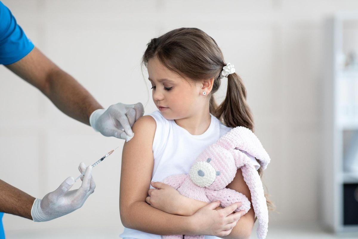 Nei bimbi vaccinati reazioni avverse più critiche dei sintomi del Covid