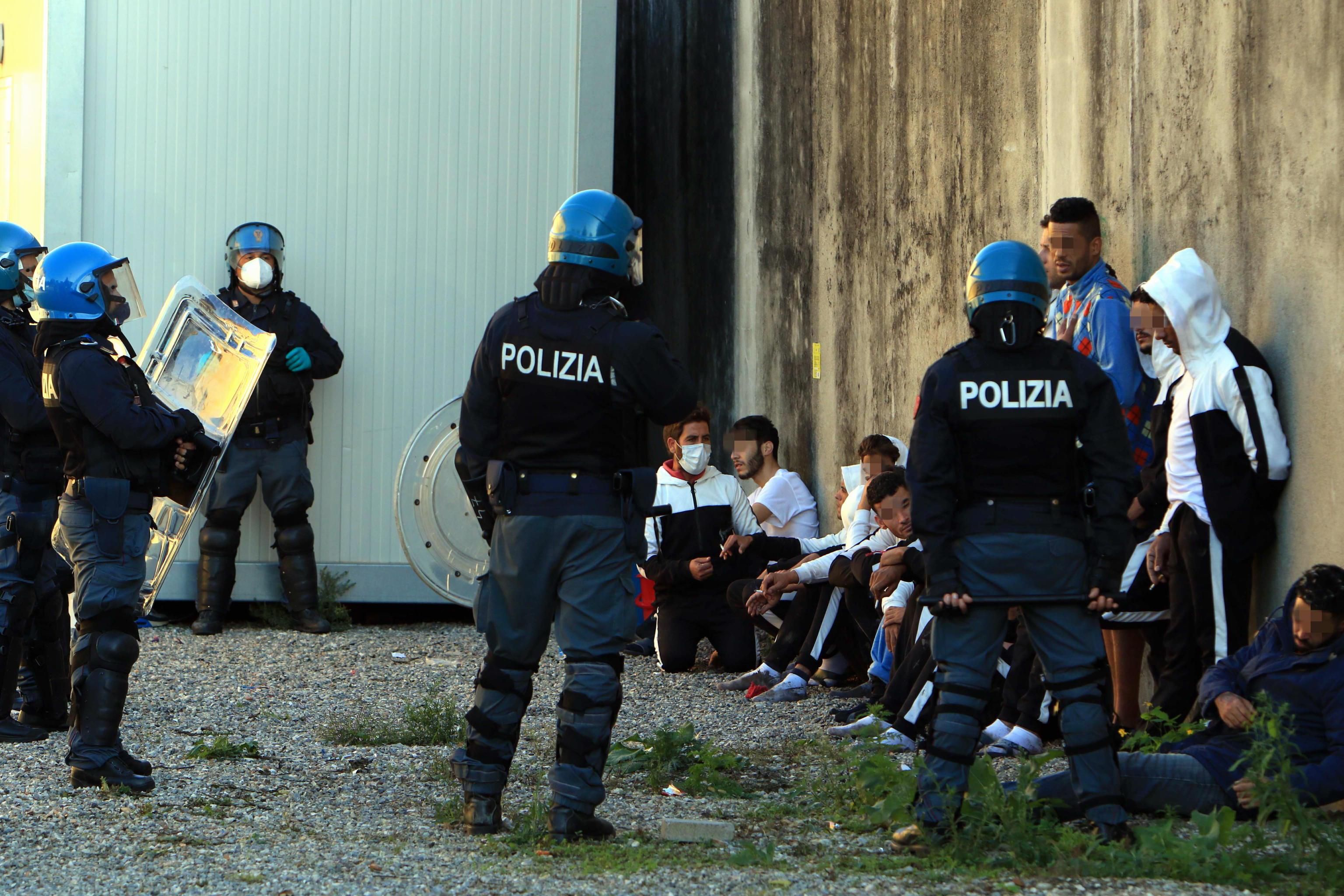I figli degli immigrati sono fuori controllo. Violenze nelle città sul modello banlieue