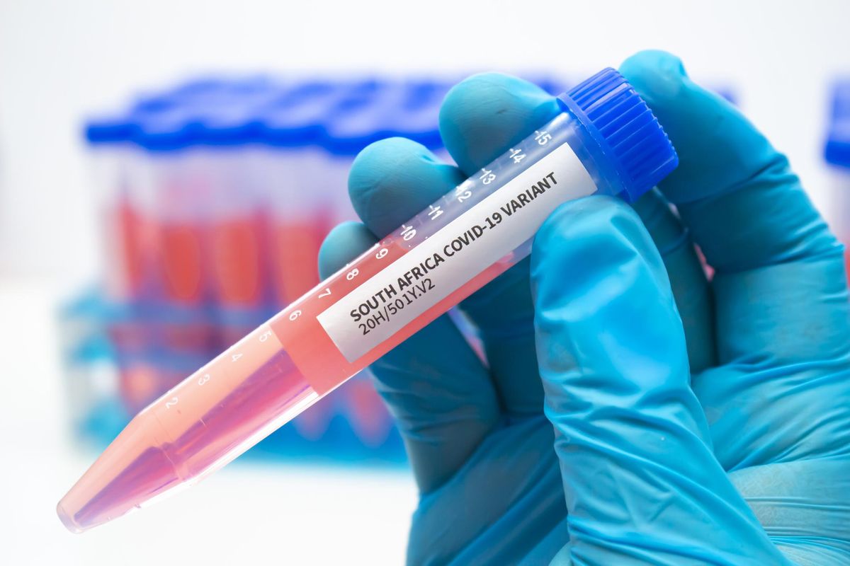 L’ultima variante giunta dal Sudafrica spaventa il mondo e sbarca pure in Italia