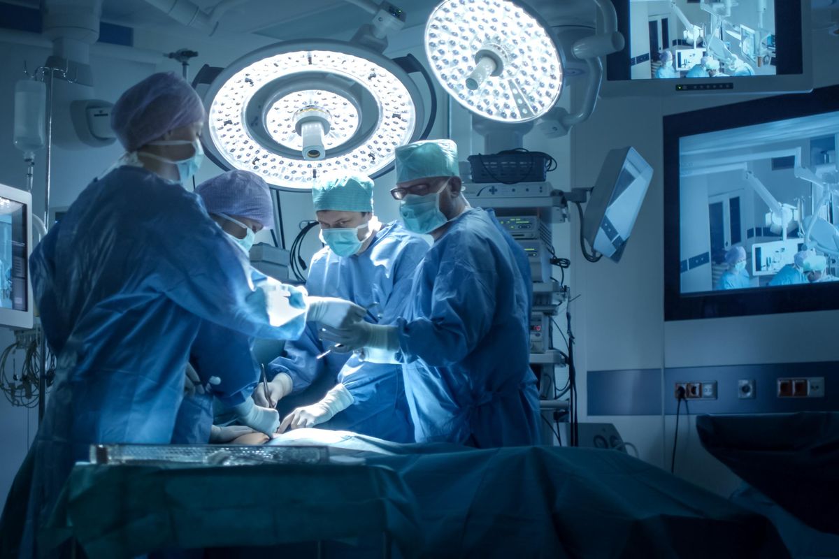 Per avere più medici a vaccinare chiudono anche le sale operatorie