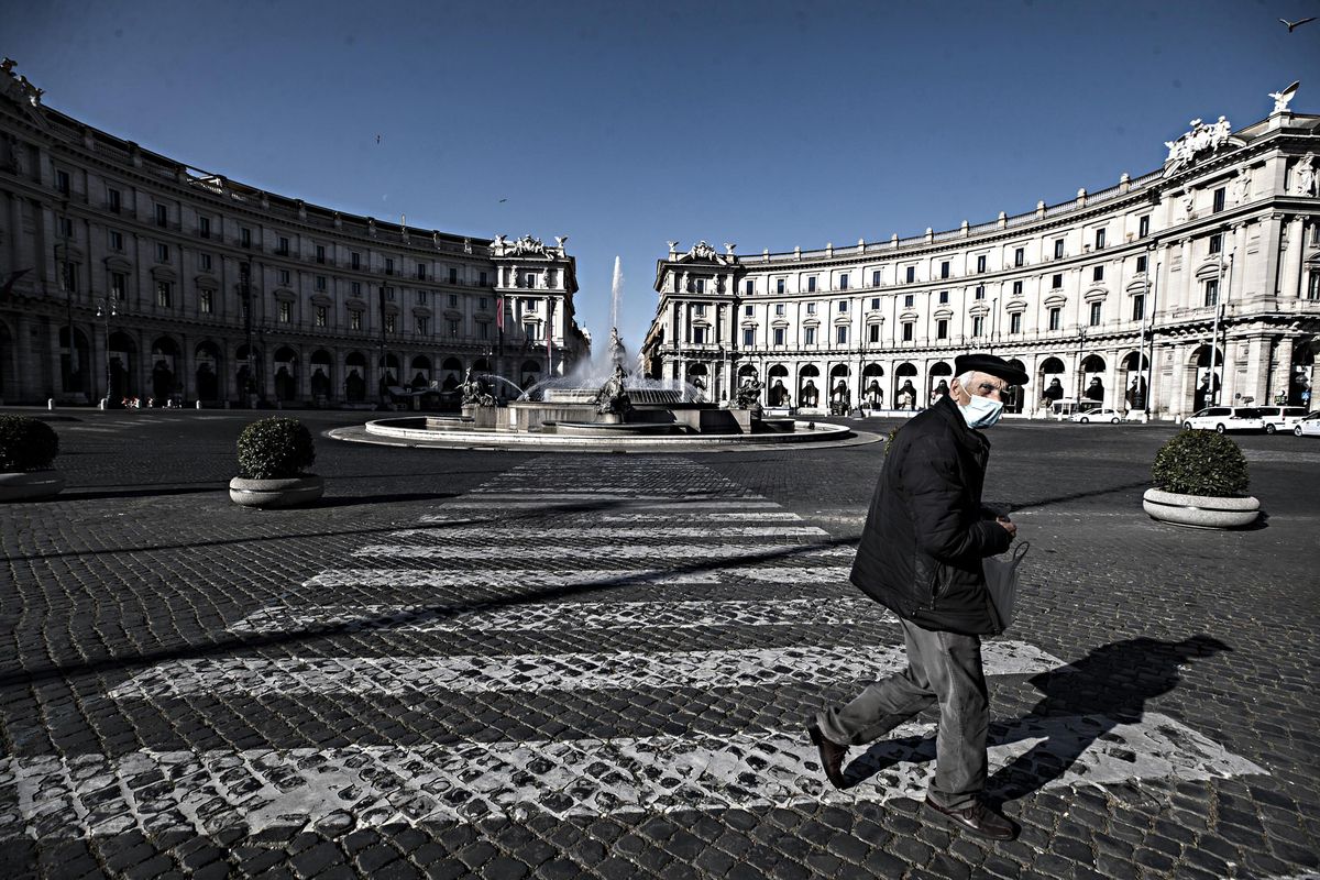 Draghi convoca la cabina di regia. Ipotesi di chiusure durante le feste
