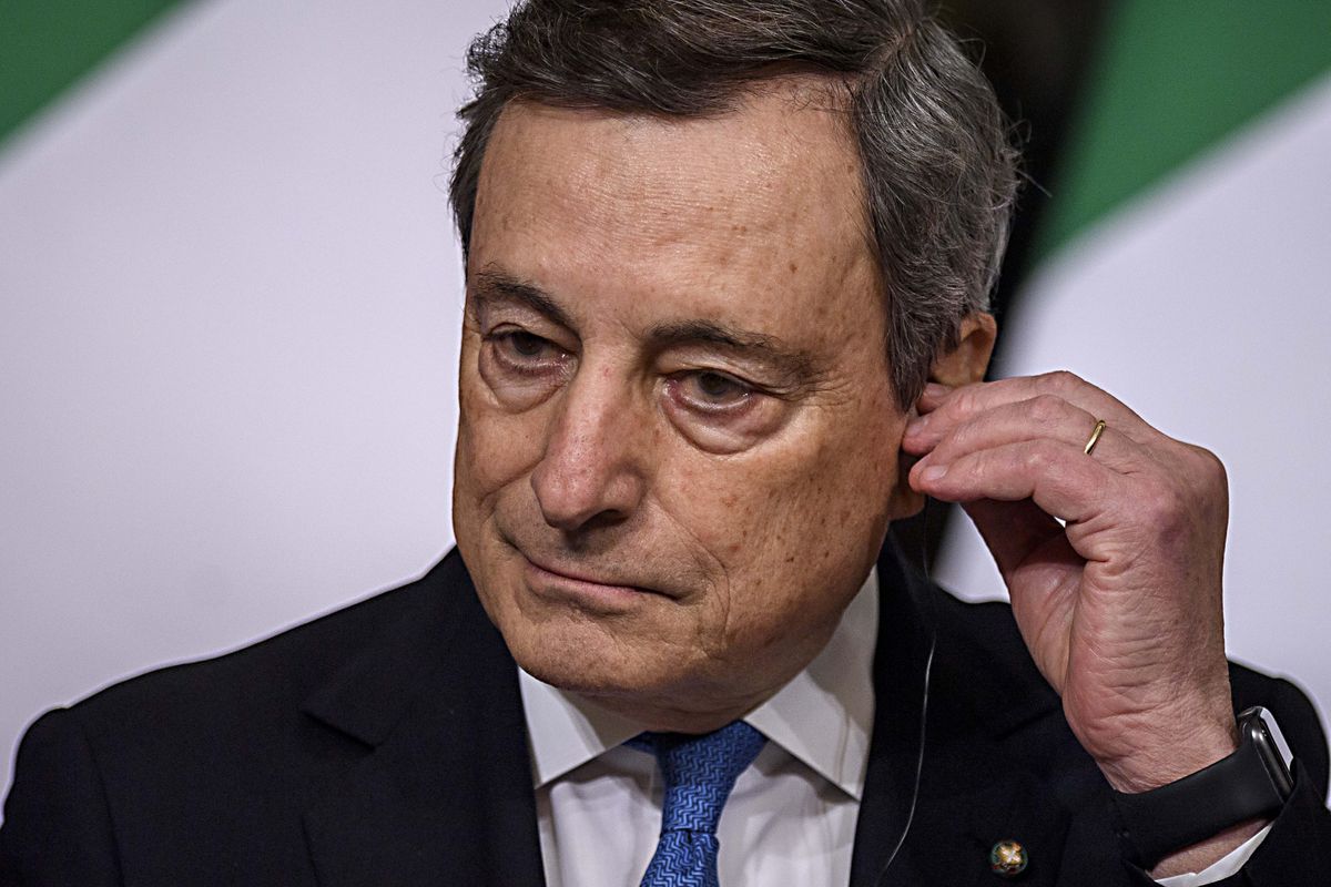 Verso il pass breve e l’obbligo di Ffp2. Ma Draghi tentenna