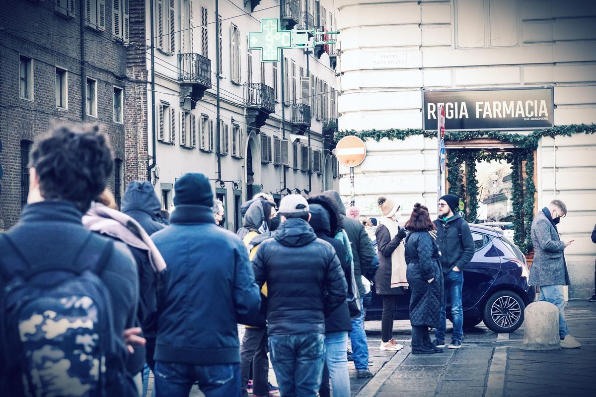 Panico diffuso e festività in arrivo: farmacie piombate nel caos tamponi