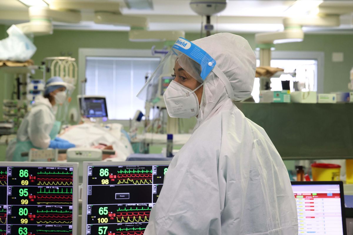 L’appello degli esperti: «Basta paura. Cambiamo la strategia sul virus»