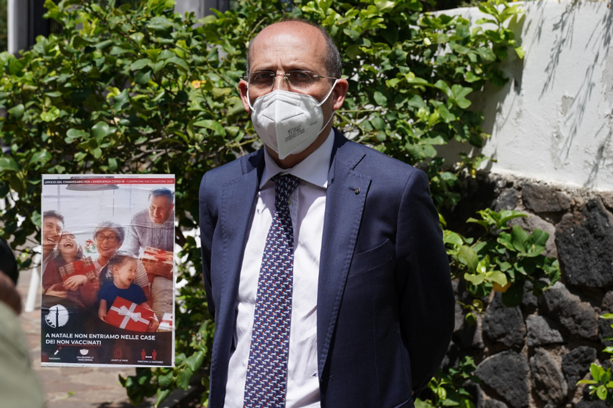 Manifesti natalizi choc a Messina: «Non entrate nelle case dei no vax»