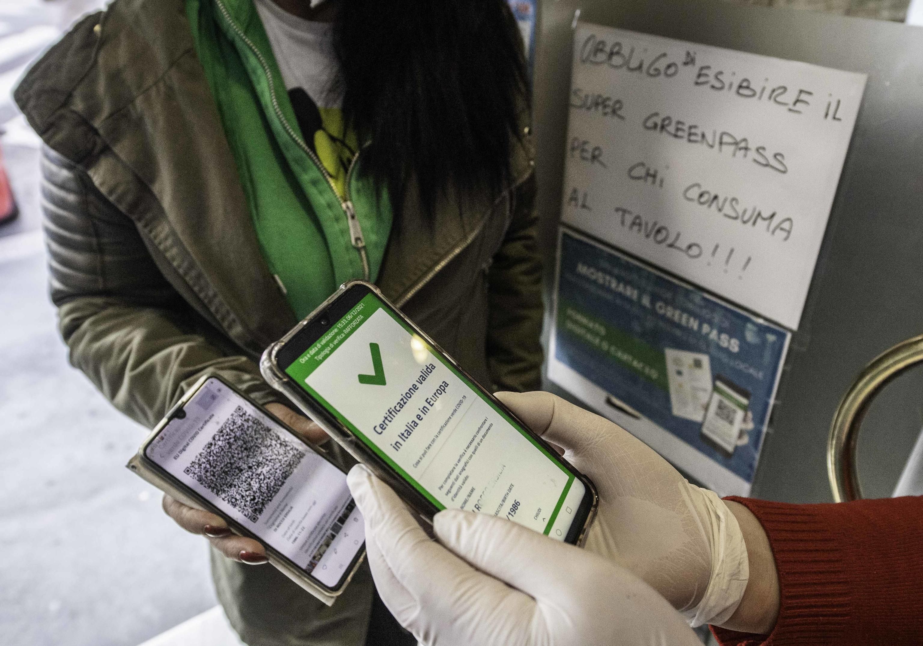 Odissea dei test e vaccinati in gabbia. Il castello di carte (verdi) è crollato