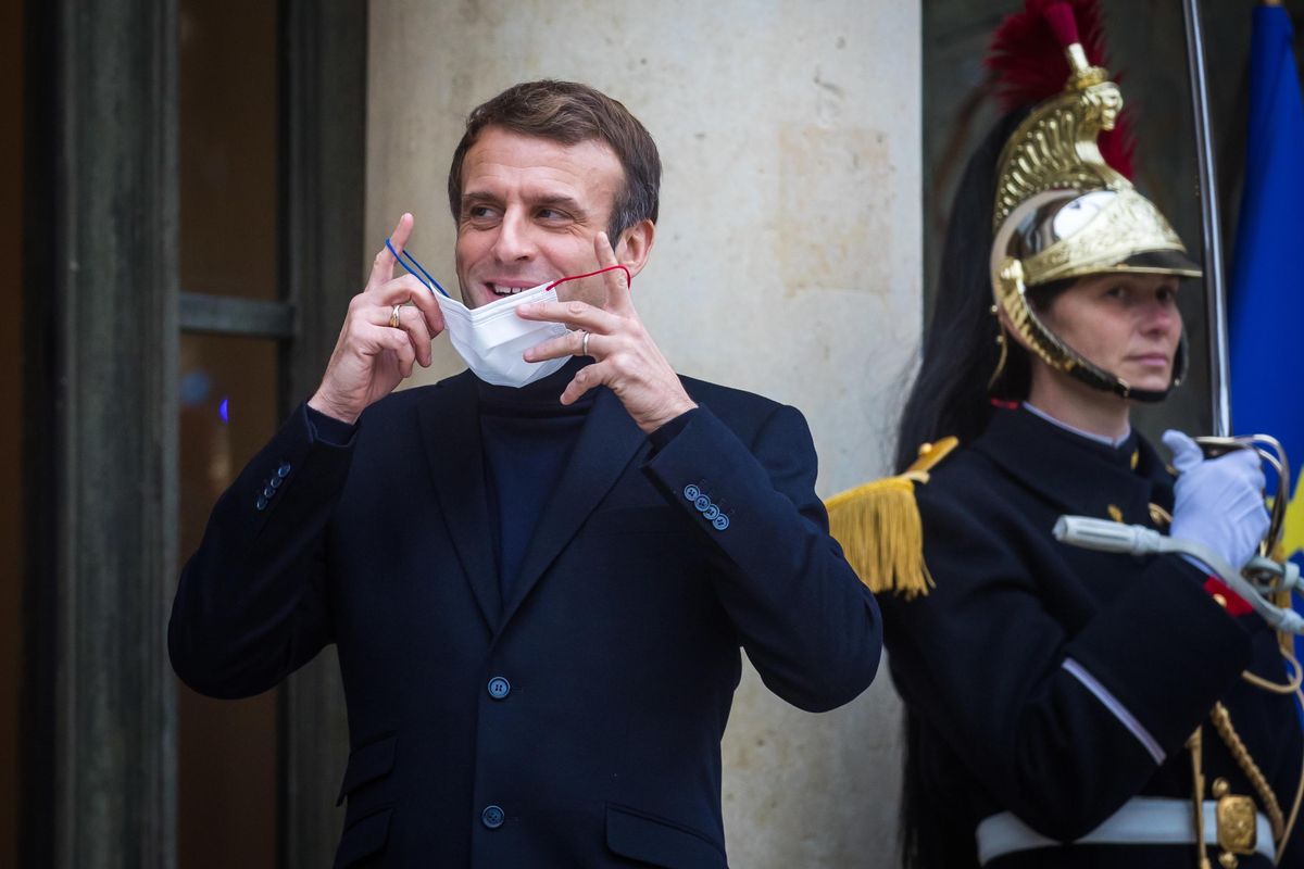 Macron usa il Covid per non perdere l'Eliseo