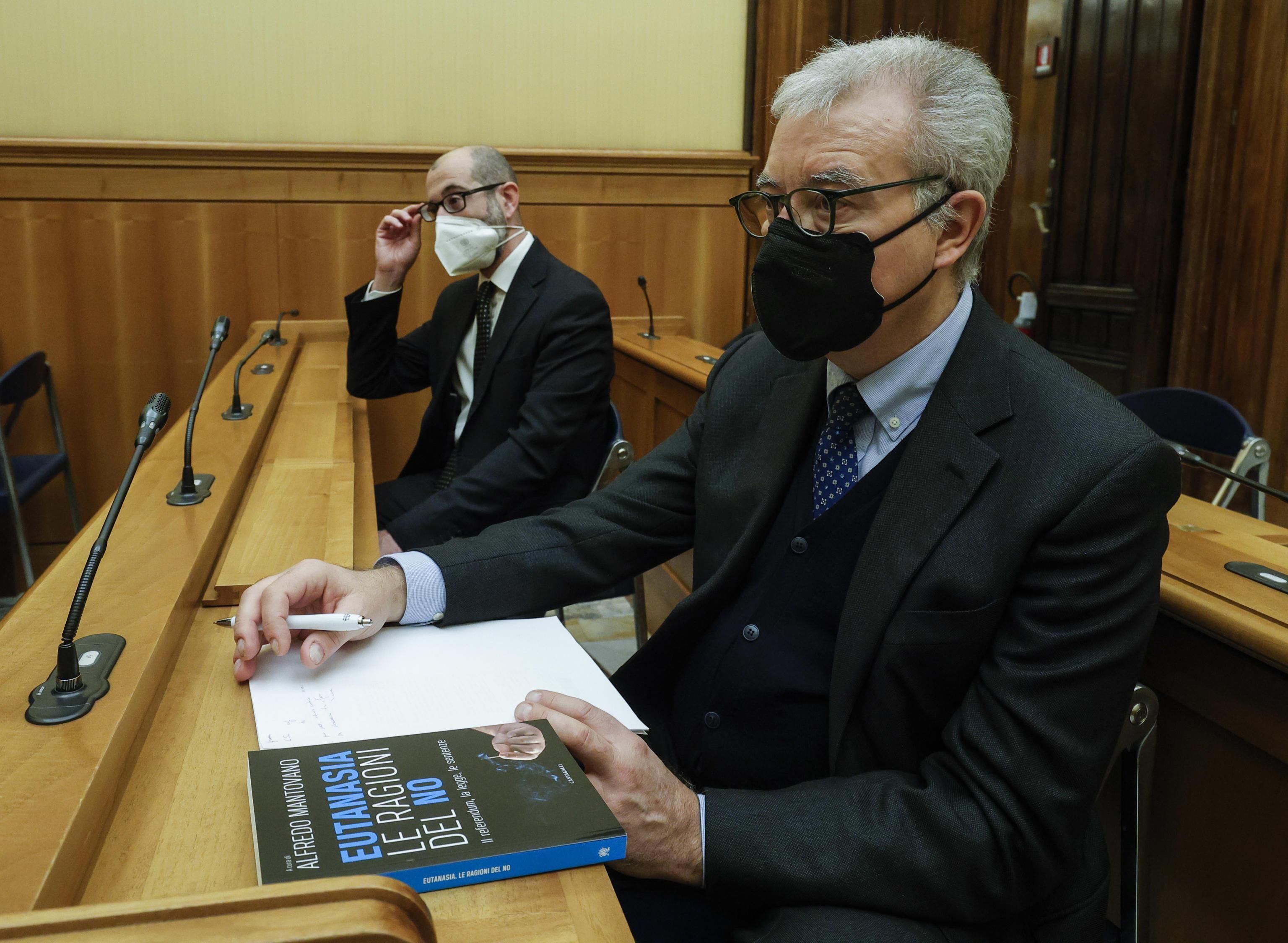 «Sull’eutanasia legge e referendum: è corsa a chi procura prima la morte»