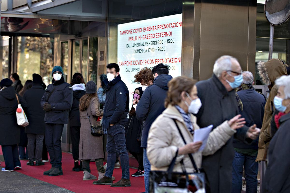 File chilometriche al freddo. L’Odissea dei tamponi creata dai maestri del caos