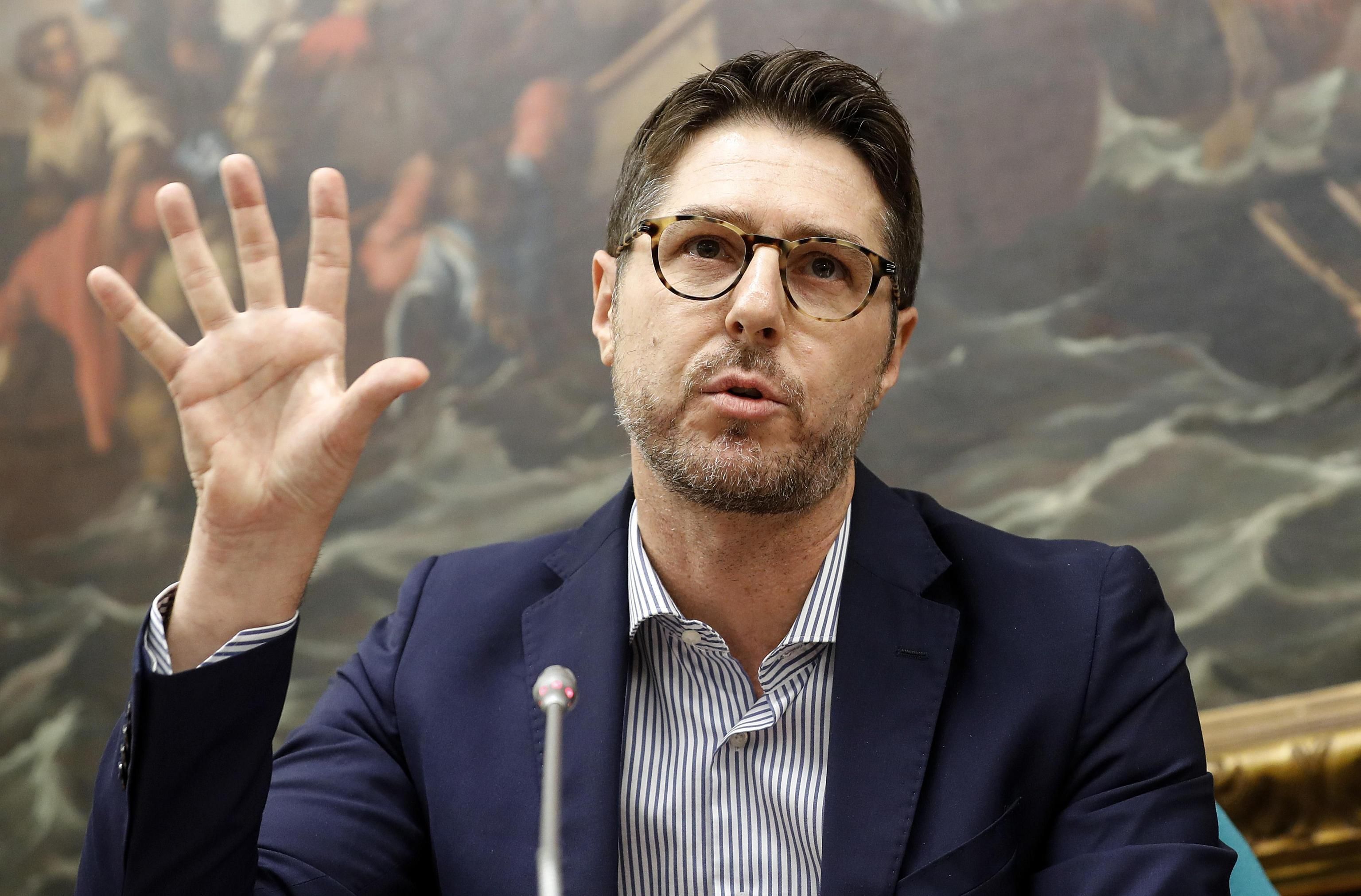 Nicola Molteni: «Sbarchi fuori controllo mentre agli italiani vengono imposti divieti»