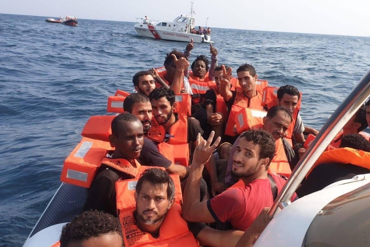 Altri 1.000 clandestini verso l’Italia. La Lamorgese tace, l’Ue ce li lascerà