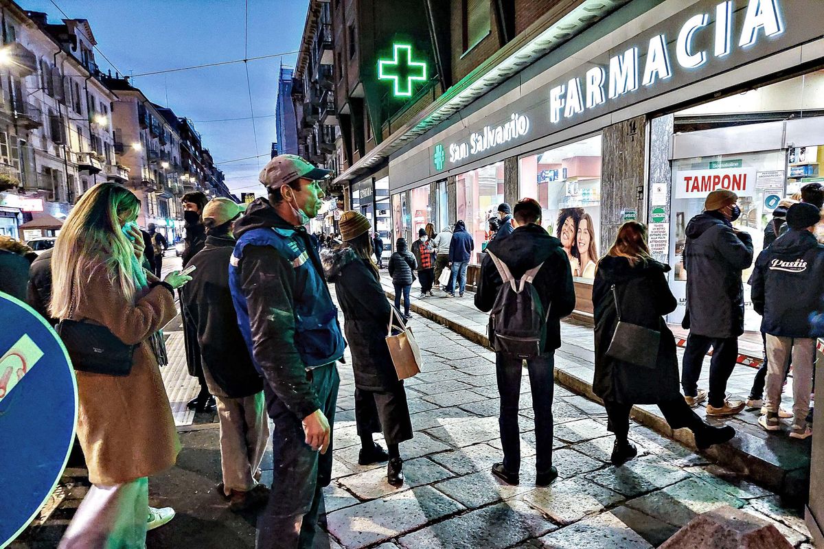 Salgono i contagi, calano le quarantene