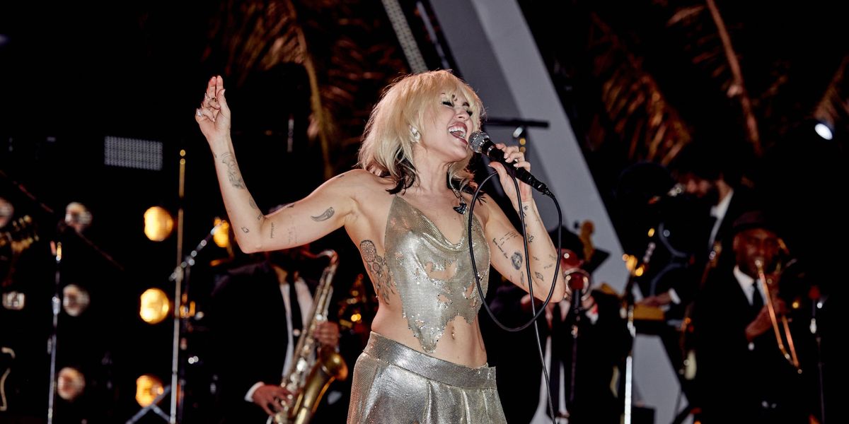 Miley Cyrus Handles NYE Wardrobe Malfunction Like a Pro