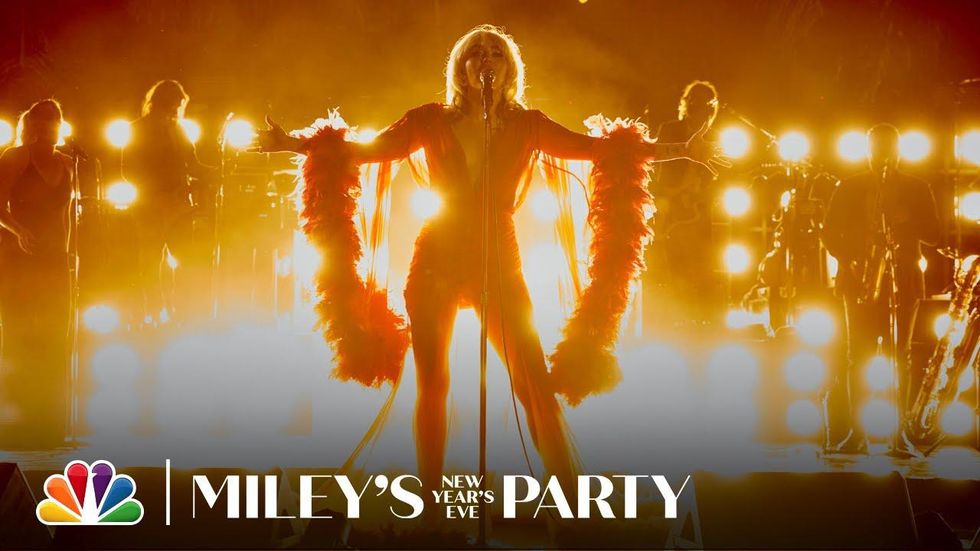 Miley Cyrus has WARDROBE MALFUNCTION, Handles Her Nip-Slip Like A Pro  During NYE Performance OnLive TV