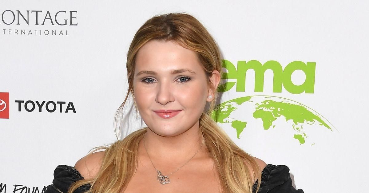 Abigail Breslin Destroys Troll Who Called Her A 'Loser' For Wearing A Mask On Roller Coaster