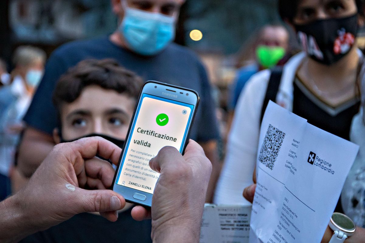 Green pass e obbligo vaccinale. Il decreto impone il peggio di entrambi