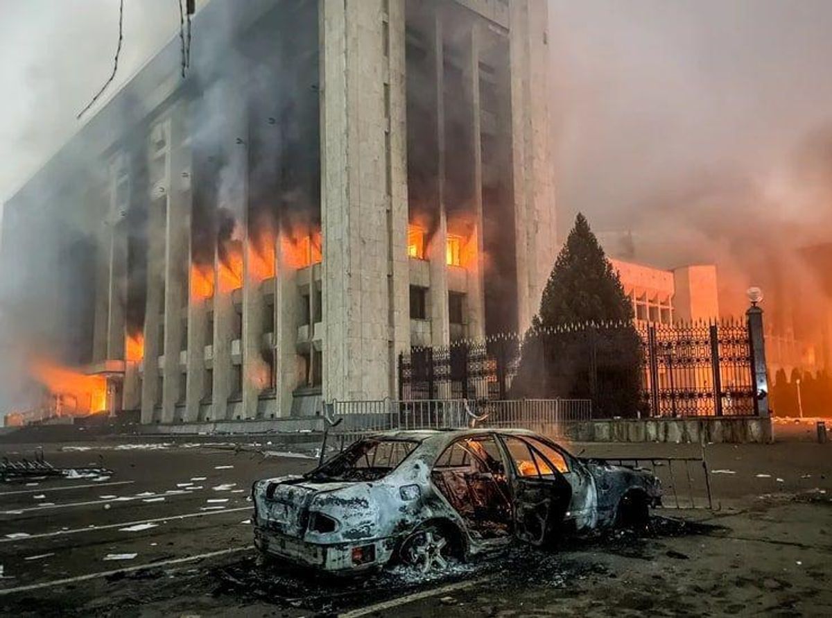 Poliziotto decapitato nella rivolta kazaka. I russi sono arrivati e sparano sulla folla