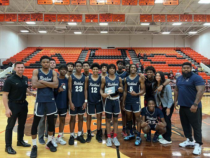 On the Hunt: Richland Royals dominating the court