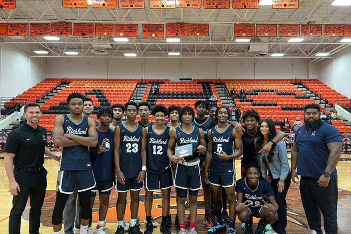 On the Hunt: Richland Royals dominating the court