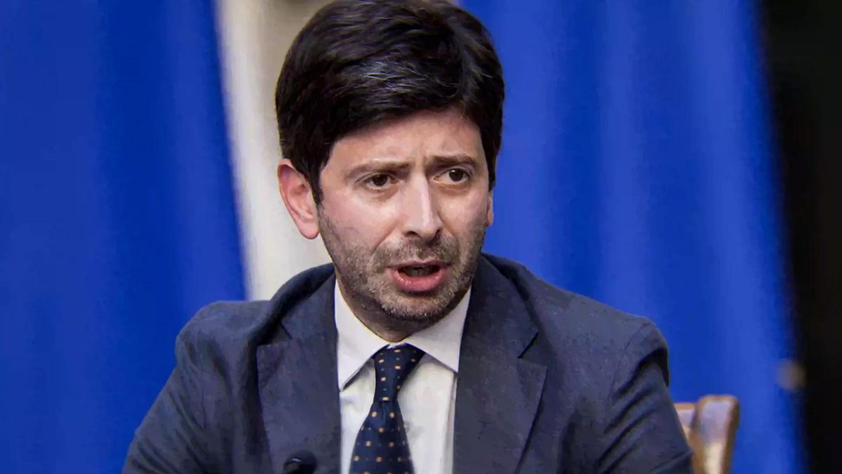 Omicron cambia tutto e il mondo si adatta: più cure, meno isterie