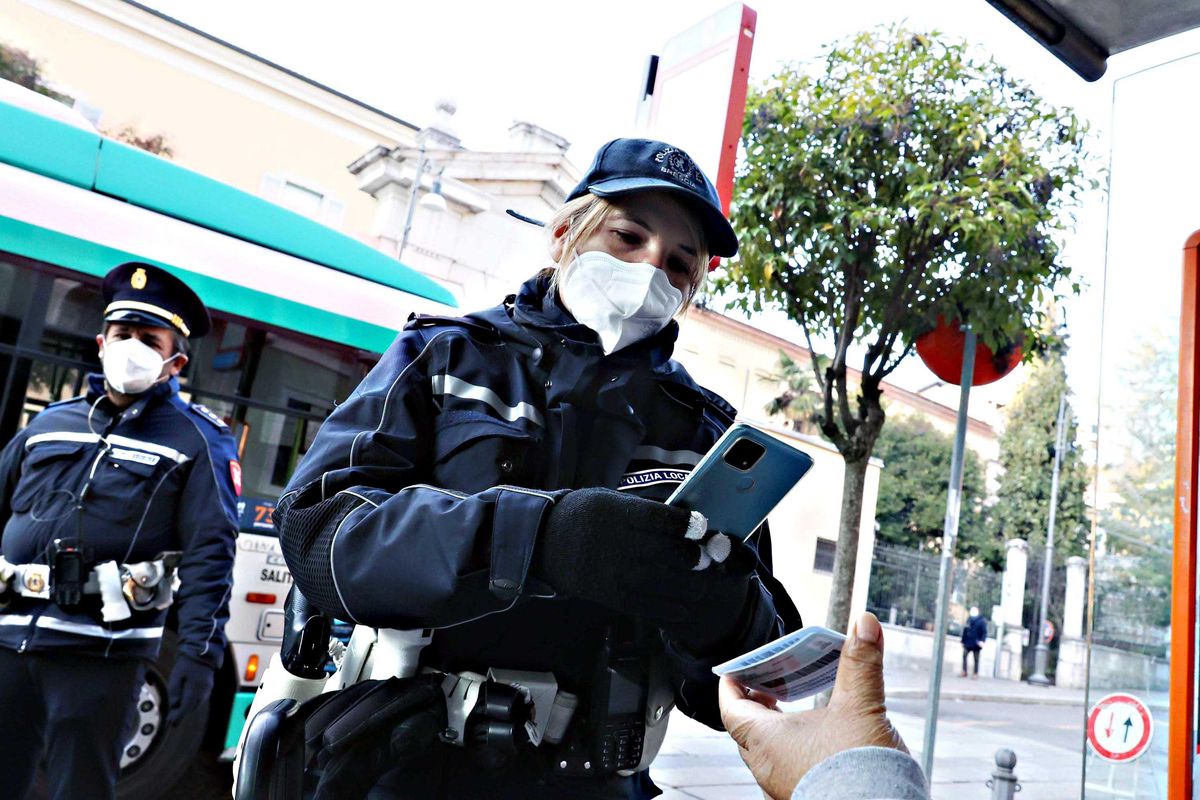 Il testo del decreto fermo al Colle. Multe e controlli restano incognite