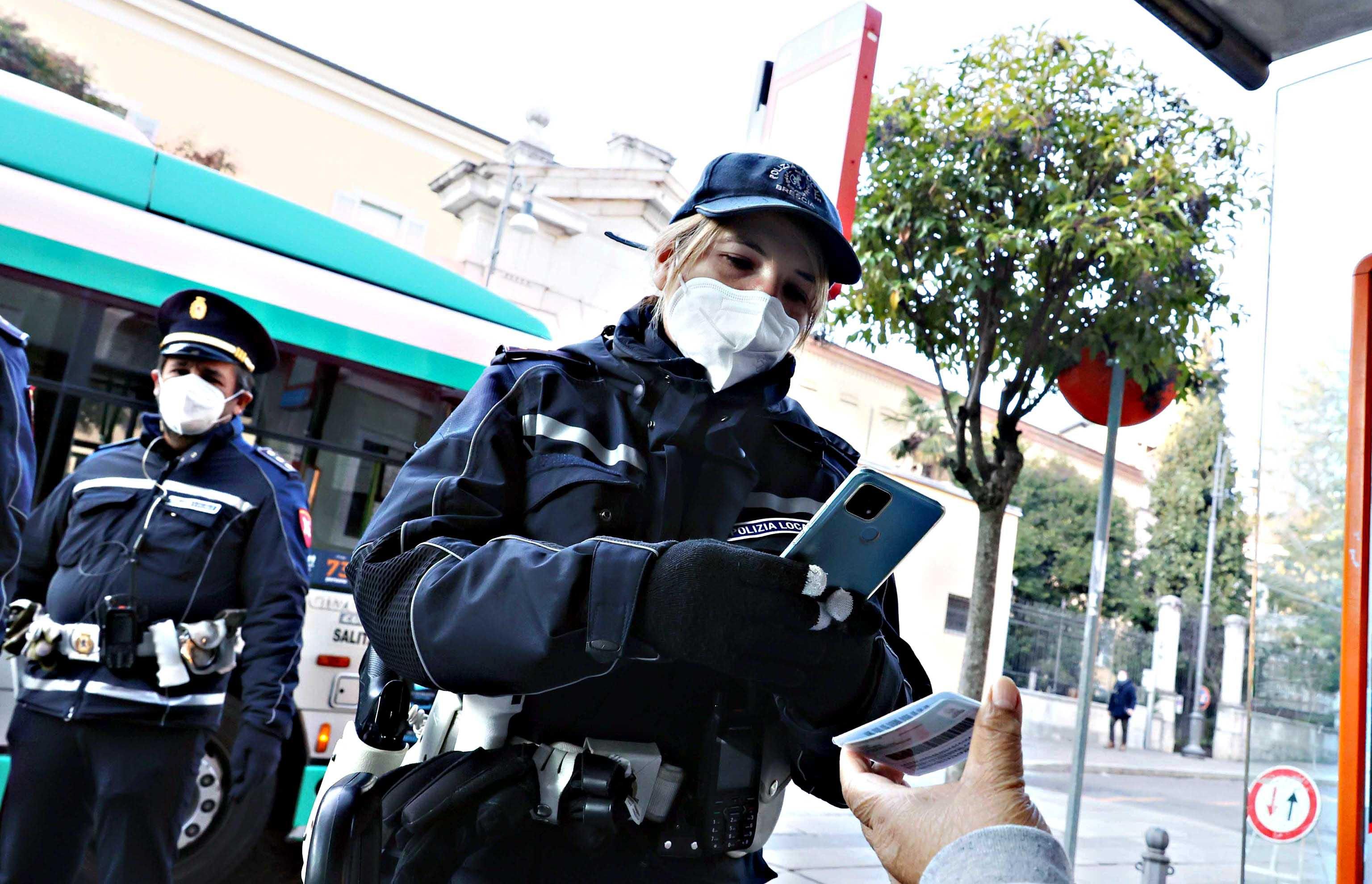 Il testo del decreto fermo al Colle. Multe e controlli restano incognite