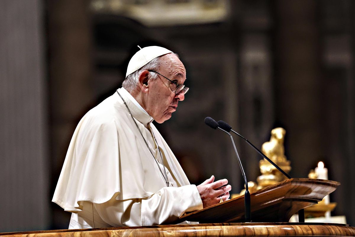 Il Papa infrange il dogma sul siero: «Vanno sviluppate anche le cure»